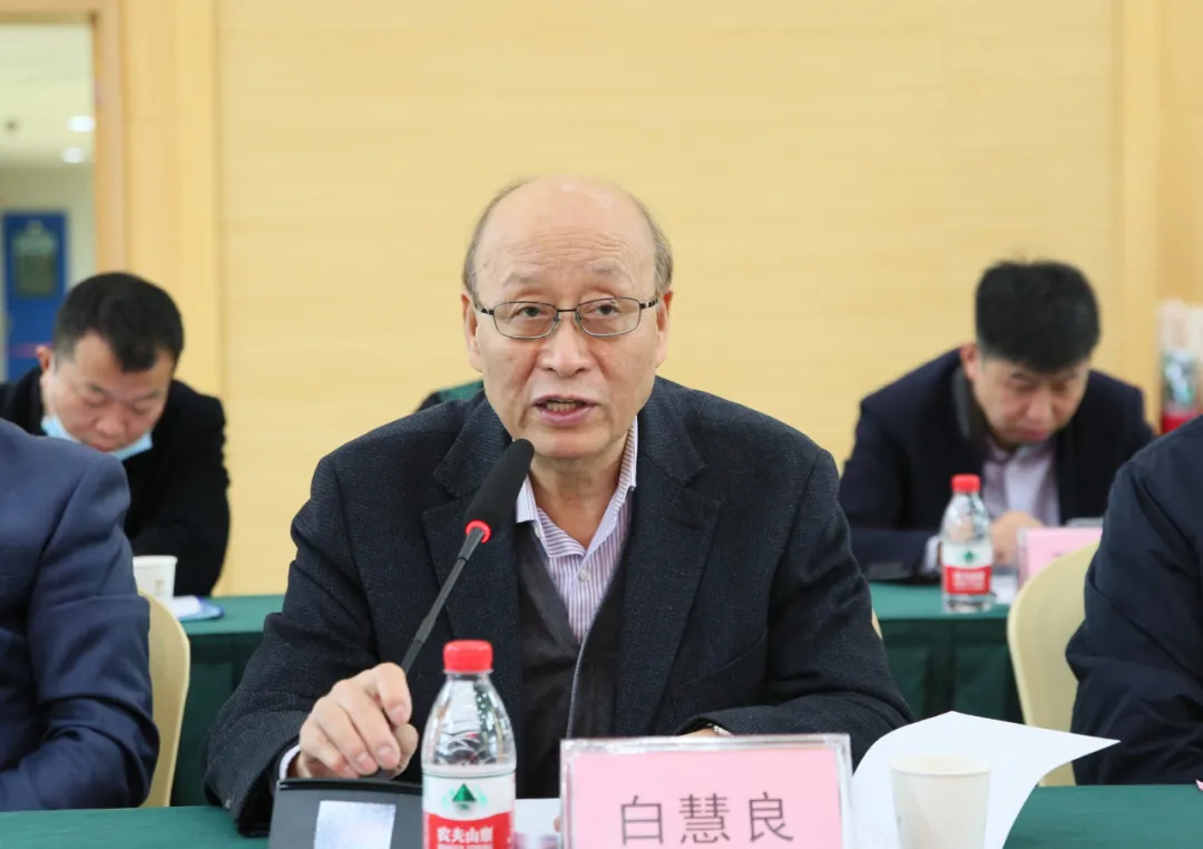 中国非处方药物协会原会长白慧良在致辞中感谢了人福医药集团对会议的